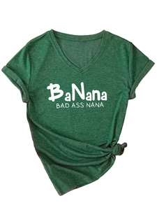 Détail du t-shirt vert foncé col en V avec imprimé BaNana et nœud sur le côté