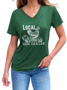 Détail de l'imprimé Local Egg Dealer sur un t-shirt vert foncé à col en V vintage