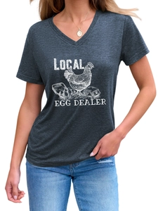 Détail de l'imprimé Local Egg Dealer avec coq et boîtes d'œufs sur t-shirt gris col en V