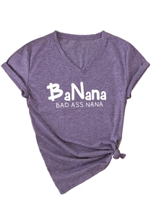 Détail du t-shirt violet chiné à col en V avec imprimé texte BaNana et Bad Ass Nana