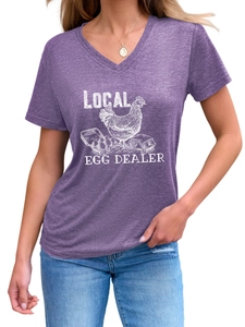 Détail de l'imprimé Local Egg Dealer sur le t-shirt violet chiné à col en V