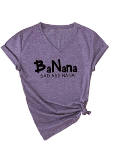Détail d'un t-shirt violet chiné à col en V avec ourlet noué et imprimé BaNana