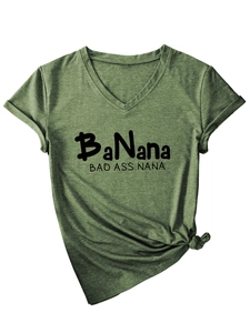 Détail du t-shirt vert olive col V avec imprimé nana et nœud à l'ourlet avant