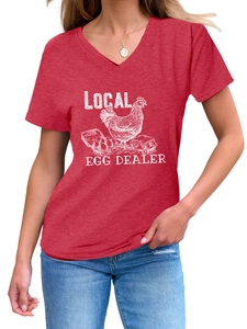 Détail de l'imprimé Local Egg Dealer et texture du tissu sur t-shirt col V rouge femme