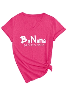 Détail du t-shirt rose à col en V avec imprimé BaNana et nœud latéral élégant