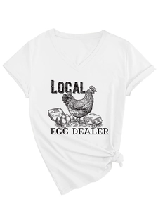 Détail d'un t-shirt blanc à col en V avec imprimé poule, manches retroussées et nœud