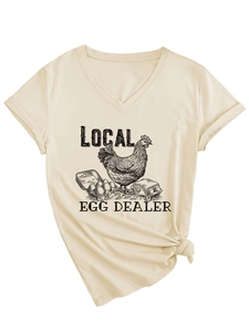 Détail du t-shirt crème à col en V avec imprimé vintage Local Egg Dealer et nœud latéral
