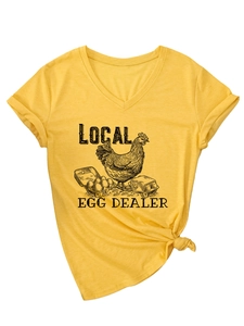Détail du t-shirt jaune à col en V avec imprimé Local Egg Dealer et ourlet noué stylé
