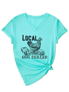 Détail de l'imprimé Local Egg Dealer sur t-shirt col V vert menthe avec nœud à l'ourlet