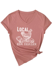 T-shirt col en V avec imprimé Local Egg Dealer et détail de nœud sur le devant