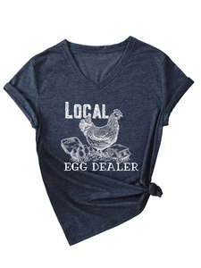 Détail de l'imprimé Local Egg Dealer sur t-shirt bleu marine à col en V et manches