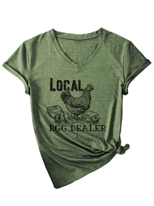Détail de l'imprimé Local Egg Dealer sur un t-shirt vert chiné à col en V avec nœud à la base