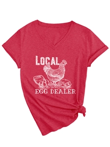 Détail de l'imprimé Local Egg Dealer et du nœud frontal sur un t-shirt rouge col V