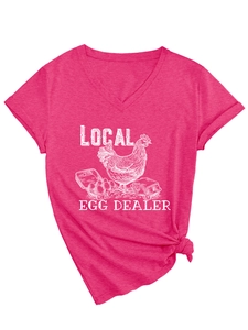 Détail du t-shirt rose col en V avec motif Local Egg Dealer et nœud décoratif en bas