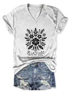 T-shirt blanc à col en V avec motif floral et short en jean pour un look d'été décontracté
