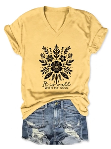 T-shirt jaune col en V avec imprimé floral It Is Well et short en jean sur fond blanc