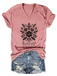 Détail du t-shirt rose à col en V avec motif floral et inscription It is well with my soul