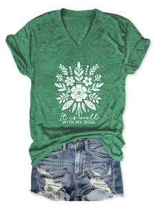 T-shirt col V vert à plat avec imprimé floral et texte It Is Well With My Soul