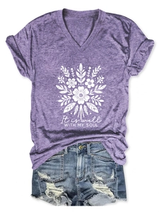 Détail du t-shirt violet à col en V avec imprimé 'It is well with my soul' et fleurs