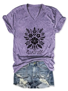 Détail du t-shirt violet à col en V avec imprimé floral et texte It Is Well With My Soul