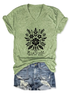 Vue à plat d'un t-shirt vert col en V avec imprimé floral et short en jean vieilli