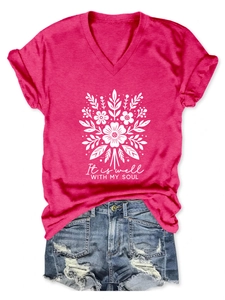 Détail d'un t-shirt col en V avec imprimé floral et lettrage It is well with my soul