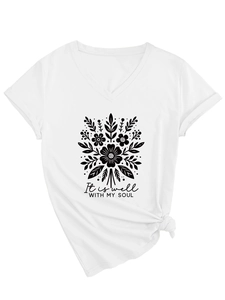 Détail d'un t-shirt blanc à col en V avec imprimé floral et texte inspirant sur le devant