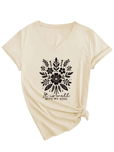 Détail d'un t-shirt beige à col en V avec imprimé fleuri et ourlet noué