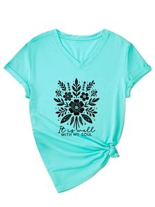 Détail du t-shirt vert menthe à col en V avec imprimé floral et It is well with my soul
