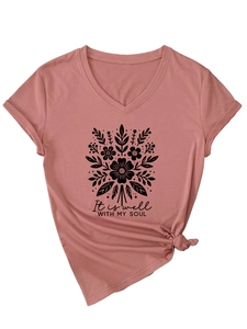 Détail du t-shirt col V rose poudré avec motif floral et texte it is well with my soul