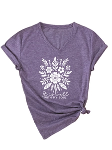 Détail d'un t-shirt violet à col en V avec motif floral blanc et texte artistique soul