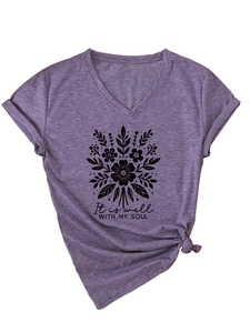 Détail d'un t-shirt violet à col en V avec imprimé floral et nœud élégant à l'ourlet