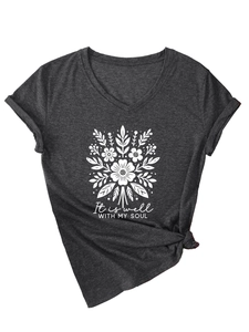 Détail du t-shirt col V gris chiné avec motif floral blanc et texte d'inspiration