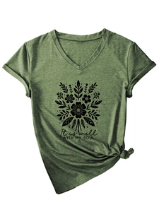 Détail d'un t-shirt à col en V avec imprimé floral et message It is well with my soul