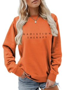 Λεπτομέρεια πορτοκαλί φούτερ με κείμενο Radiation Therapy και ριμπ ύφανση στις μανσέτες