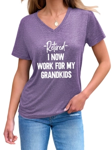 Detail of V-neck purple T-shirt with -Retired- I NOW WORK FOR MY GRANDKIDS text print