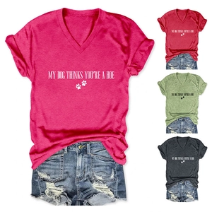 Détail d'un t-shirt à col en V avec impression My Dog Thinks You're A Hoe
