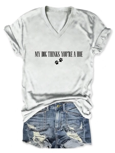 Détail du t-shirt blanc col en V avec texte My Dog Thinks You Are A Hoe imprimé