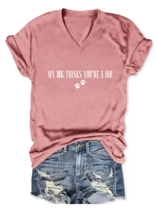 Détail à plat d'un T-shirt rose poudré à col en V avec texte graphique et motifs de pattes