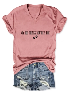 Détail du t-shirt rose col en V avec imprimé et short en jean bleu délavé troué