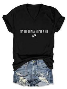 Vue détaillée à plat du t-shirt col V avec slogan humoristique et short en jean