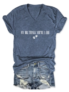 Détail du t-shirt bleu col en V avec slogan amusant et short en jean déchiré