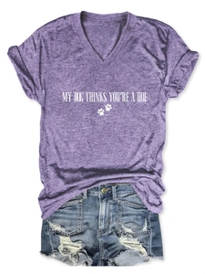 Détail à plat du t-shirt violet à col en V avec impression humoristique My Dog Thinks