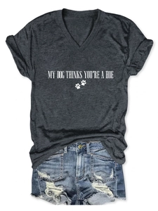 Détail du t-shirt gris à col en V avec texte et short en jean bleu délavé usé