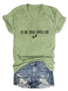 Détail d'un T-shirt vert à col en V avec impression humoristique My Dog Thinks You Are