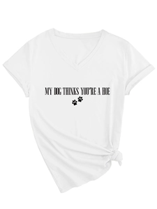 Détail d'un t-shirt blanc à col en V avec texte imprimé et design d'ourlet noué