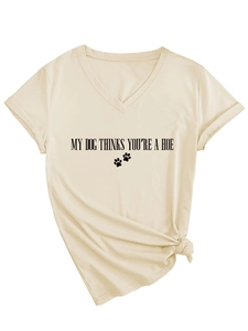 Détail du t-shirt à col en V avec imprimé amusant et nœud décoratif sur le côté