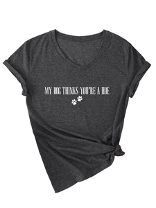 Détail d'un t-shirt gris à col en V avec texte humoristique et ourlet noué tendance