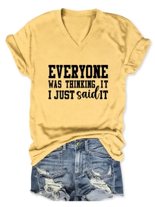 T-shirt jaune à col en V avec slogan noir assorti à un short en jean effiloché