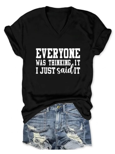 T-shirt noir col V avec texte imprimé et short en jean vieilli posés à plat